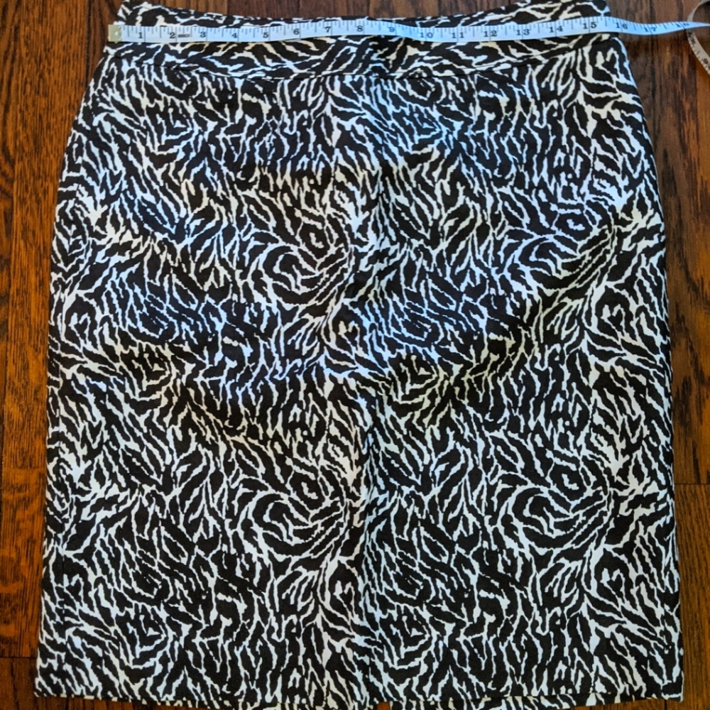 EUC Loft dark brown and white abstract print pencil skirt - Picture 2 of 8